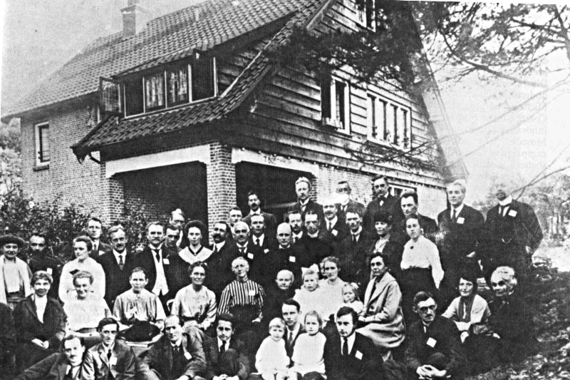 Conference participants in front of t'Boschhuis 1919