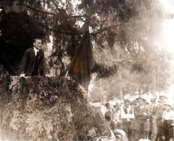 Pierre Ceresole speaks at a meeting of Socialists des Montagne Neuchchâteloise (1926)